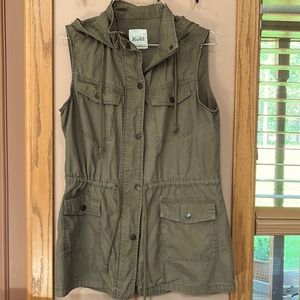 Women’s light weight hooded vest